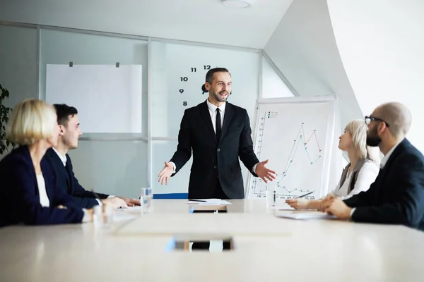 Confiado Entrenador Negocios Pie Mesa Delante Los Empleados Explicar Sus — Foto de Stock