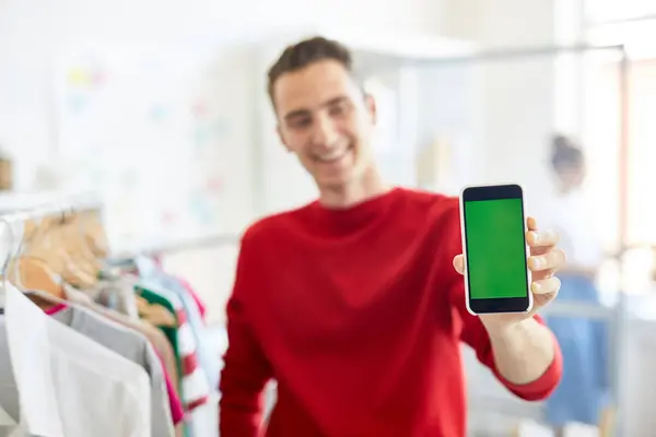 Junger Mann Zeigt Smartphone Mit Leerem Touchscreen Sie Ihre Informationen — Stockfoto