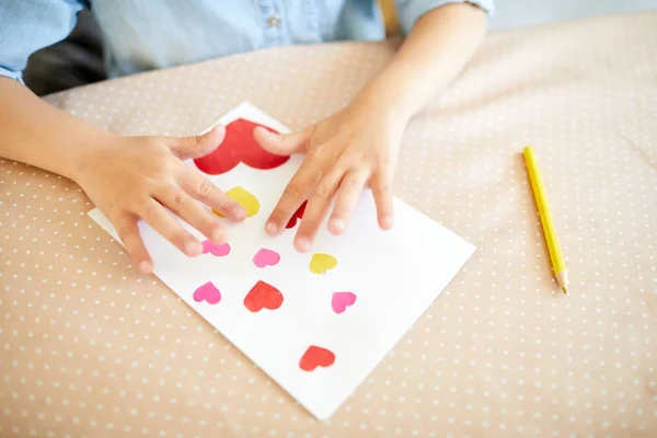 Manos Niña Creativa Sobre Tarjeta Hecha Mano Con Muchos Corazones —  Fotos de Stock