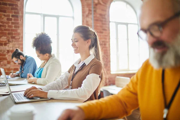 Happy Girl Inteligentny Casual Patrząc Ekranie Laptopa Podczas Pracy Danymi — Zdjęcie stockowe