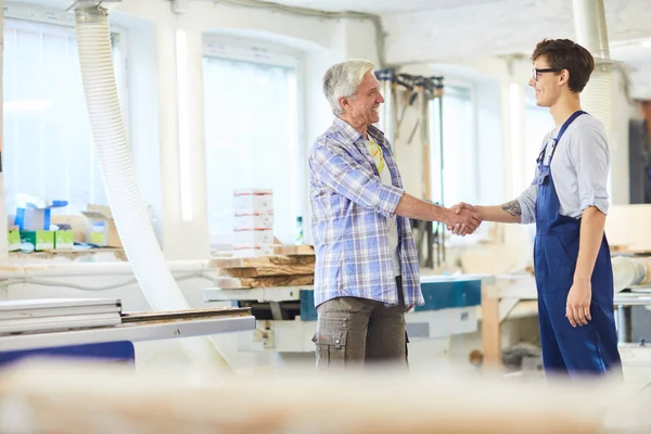 Vrolijke Opgewonden Volwassen Timmerman Met Grijs Haar Het Maken Van — Stockfoto