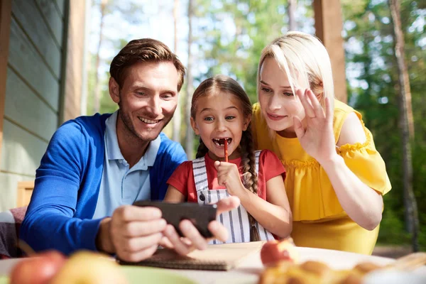 Grappige Kleine Meisjes Haar Moeder Vader Kijken Leuke Vids Terwijl — Stockfoto