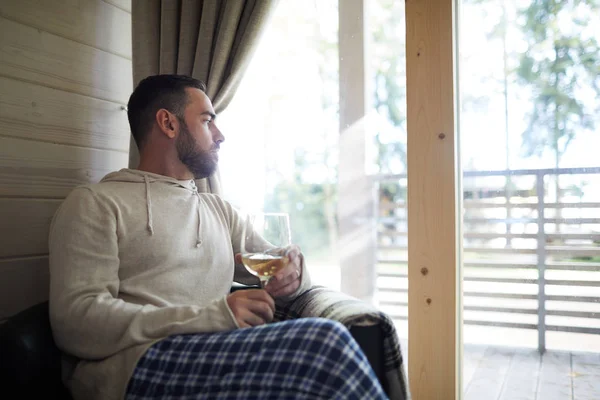 Junger Bärtiger Kaukasier Hauskleidung Sitzt Sessel Mit Einem Glas Weißwein — Stockfoto