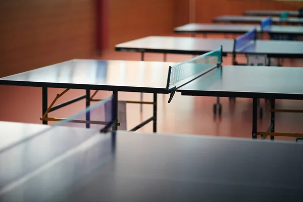 Nagy Asztal Teniszezésre Alacsony Háló Központban Üres Szobában — Stock Fotó