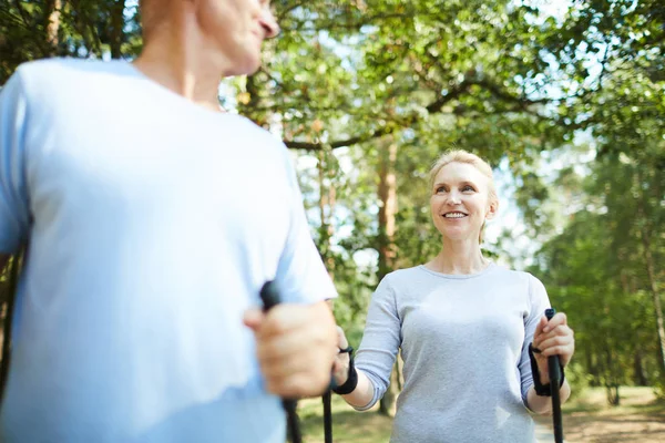 Happy Mature Actieve Vrouw Praten Met Haar Man Terwijl Beide — Stockfoto