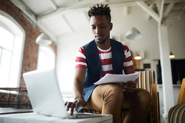 Afro Américain Avec Des Papiers Assis Devant Ordinateur Portable Réseautage — Photo