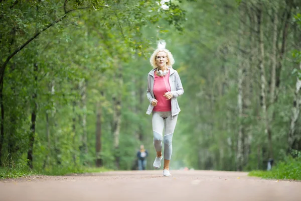 Actieve Rijpe Vrouw Sportkleding Loopt Langs Weg Het Park Met — Stockfoto