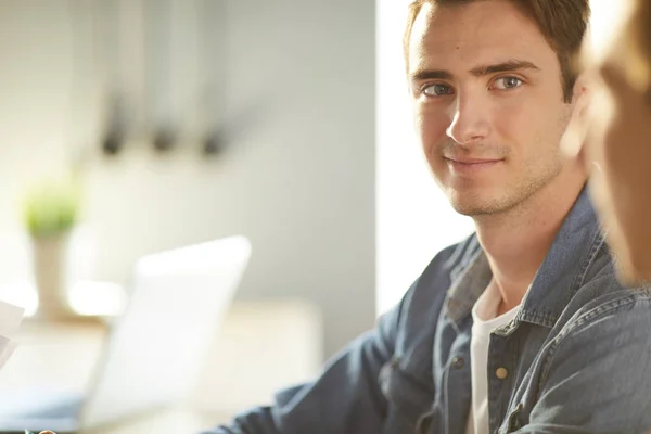 Varm Tonas Porträtt Stilig Ung Man Bär Casual Kläder Leende — Stockfoto