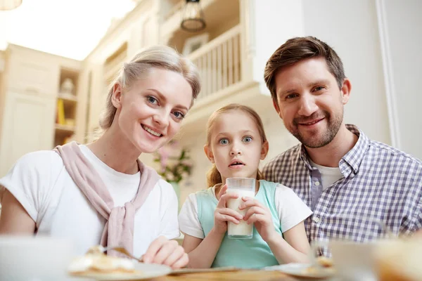 Zszokowany Cute Córka Otwartymi Ustami Siedzi Wśród Rodziców Trzyma Pełną — Zdjęcie stockowe