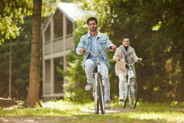 Alegre Pareja Adulta Sin Preocupaciones Montar Bicicleta País Disfrutar Cálido —  Fotos de Stock