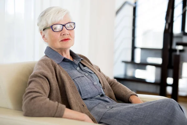 Retrato Negócios Mulher Sênior Elegante Usando Óculos Posando Sentada Confiantemente — Fotografia de Stock