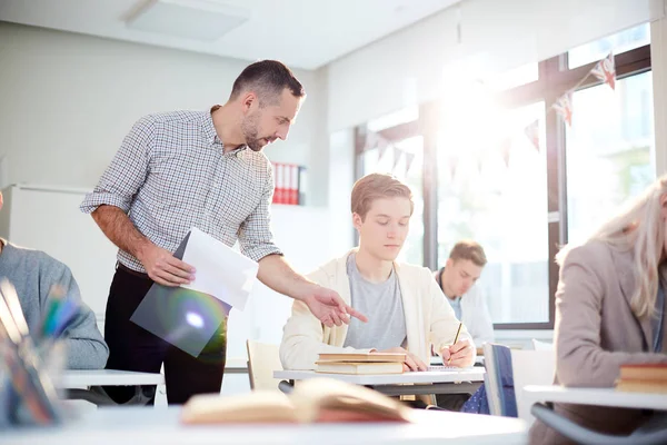 Insegnante Severo Che Punta Note Uno Studenti Lezione Durante Lavoro — Foto Stock