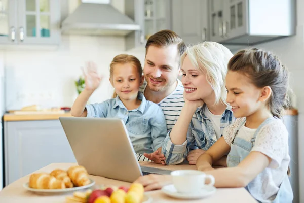Lycklig Ung Familj Fyra Sitter Framför Laptop Och Pratar Genom — Stockfoto