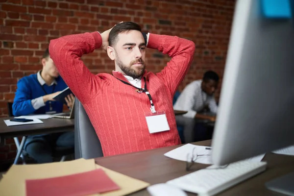 Hedendaagse Zakenman Zit Voorkant Van Computer Monitor Kijken Online Informatie — Stockfoto