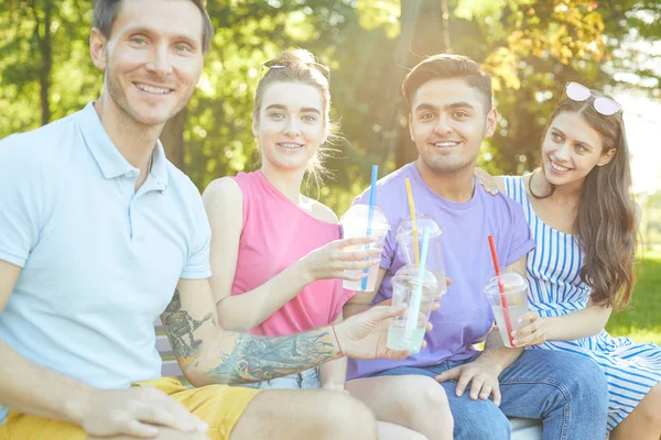 Rapazes Meninas Felizes Com Bebidas Relaxantes Livre Dia Quente Verão — Fotografia de Stock