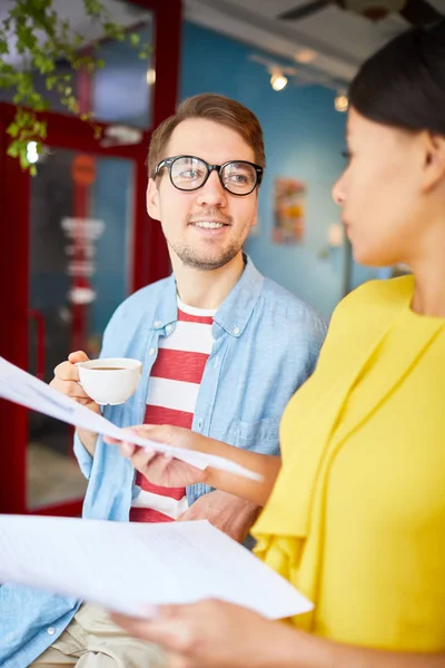 Jeunes Économistes Discutant Documents Financiers Lors Une Réunion Travail Café — Photo