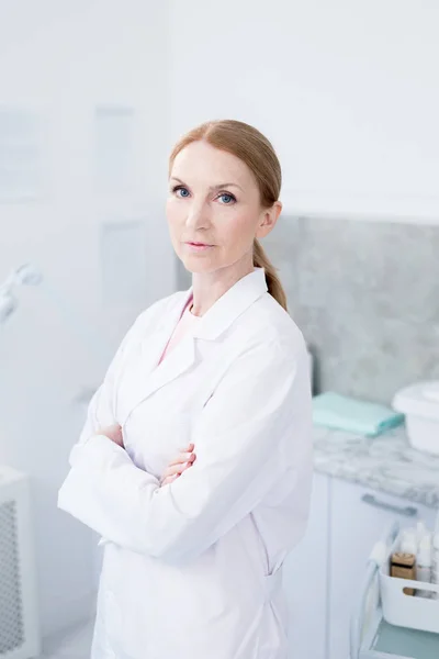 Kamera Önünde Dururken Göğüs Kollarını Geçen Üniformalı Modern Klinisyen — Stok fotoğraf