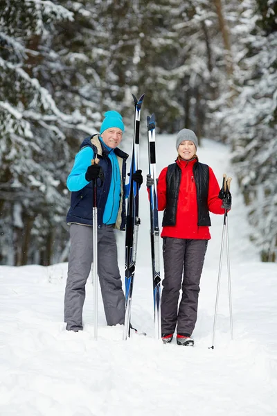 Ouder Paar Van Actieve Skiërs Sportkleding Sneeuwjacht Winter Bos Lopen — Stockfoto