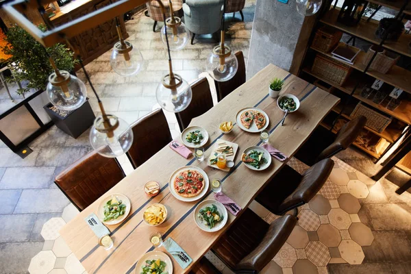 Pemandangan Atas Meja Dengan Makanan Lezat Dimasak Untuk Tamu Kafe — Stok Foto