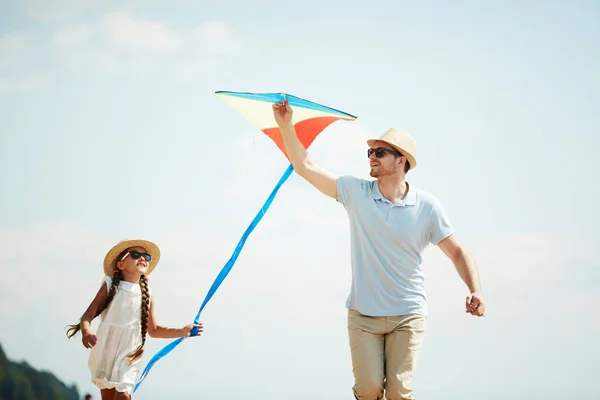 Little Girl Her Father Playing Self Made Kite Blue Sky — Stock Photo, Image
