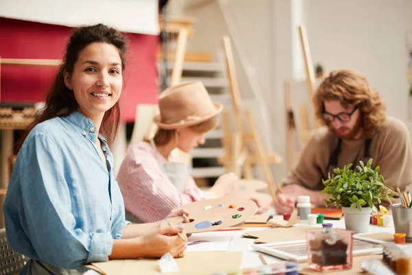 Des Étudiants Avec Palette Vous Regardant Tout Étant Assis Table — Photo