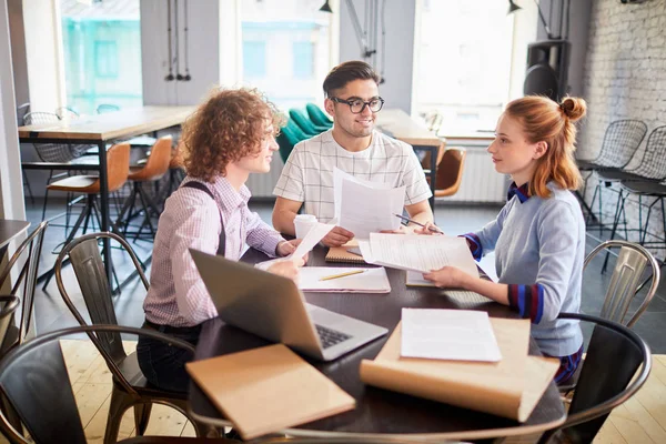 Tres Jóvenes Gerentes Reunieron Por Mesa Para Discutir Documentos Financieros — Foto de Stock