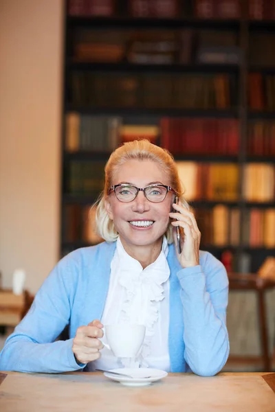 Щаслива Зріла Жінка Розумних Випадкових Розмовах Смартфоні Чаї Під Час — стокове фото