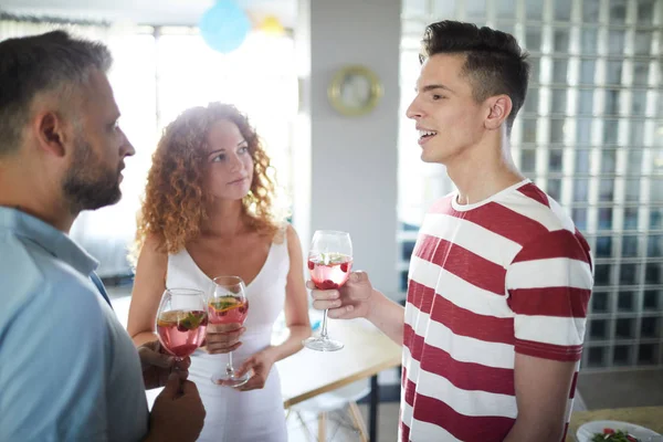 Tres Jóvenes Con Bebidas Caseras Conversando Casa Cafetería — Foto de Stock