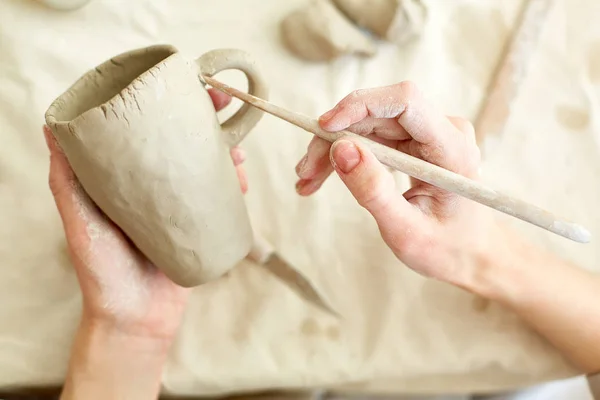 Manos Joven Maestro Con Herramienta Mano Trabajando Con Detalles Taza — Foto de Stock