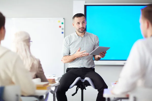 Professeur Contemporain Avec Tablette Regardant Des Élèves Tout Exprimant Des — Photo