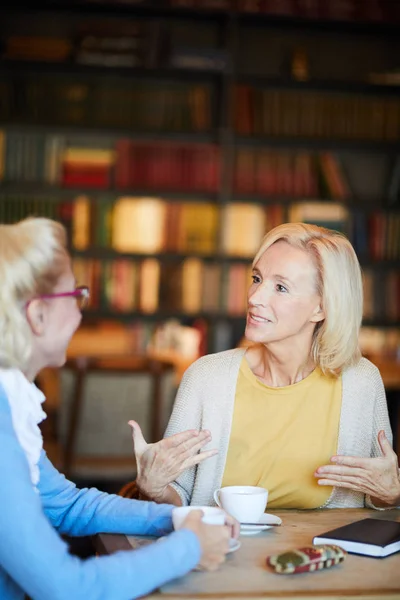 Mujer Rubia Confianza Explicando Que Piensa Sobre Tema Conversación Con —  Fotos de Stock