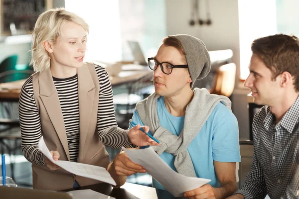 Team Aus Drei Kreativen Geschäftsleuten Diskutiert Startup Projekt Besprechungstisch Hält — Stockfoto