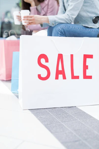 Red Bericht Van Verkoop Witte Paperbag Verdieping Van Grote Hedendaagse — Stockfoto