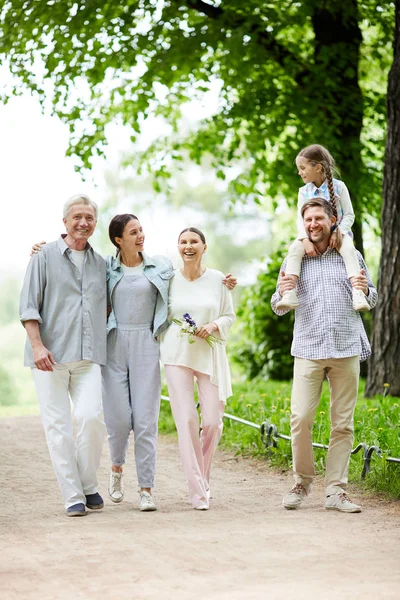 Fröhliche Familie Freizeitkleidung Die Bei Kälte Der Natur Unterwegs Ist — Stockfoto