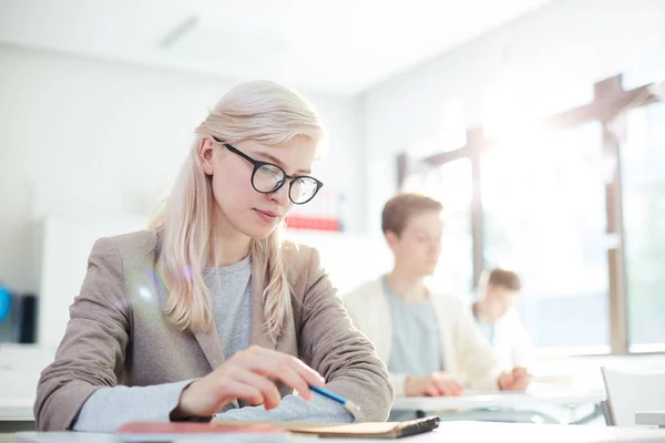 Diligente Ragazza Bionda Che Legge Suoi Appunti Nel Blocco Note — Foto Stock