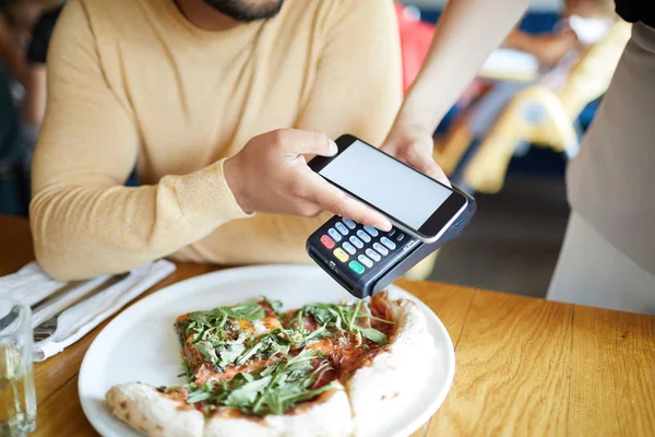 Apetyczny Pizzy Talerzu Młody Człowiek Płaci Pośrednictwem Aplikacji Mobilnej Swoim — Zdjęcie stockowe