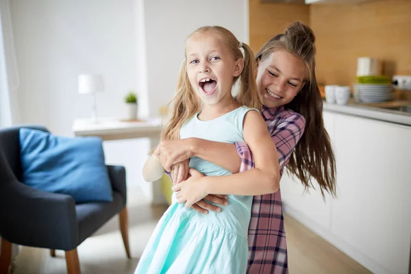 Zwei Kleine Entzückende Mädchen Kleidern Die Spaß Der Küche Haben — Stockfoto