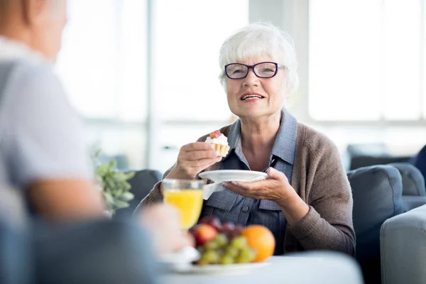 Portrait Modern Senior Woman Enjoying Dessert Cake While Chatting Husband — Stock Photo, Image