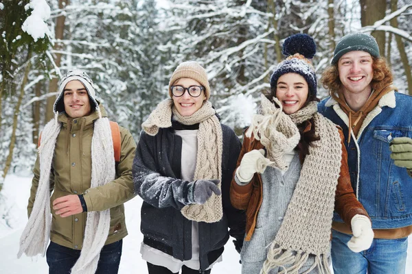 Midja Upp Porträtt Fyra Lycklig Ung Folk Löpande Förestående Kamera — Stockfoto