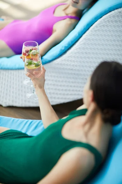 Duas Meninas Relaxadas Roupa Banho Clinking Com Copos Coquetéis Frescos — Fotografia de Stock