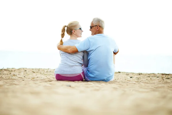 穿着运动服装的活跃的老年配偶的背影 穿着沙滩 锻炼后说话放松 — 图库照片