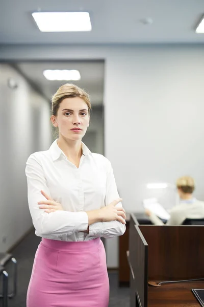 Jeune Femme Affaires Sérieuse Tenue Cérémonie Debout Dans Salle Conférence — Photo