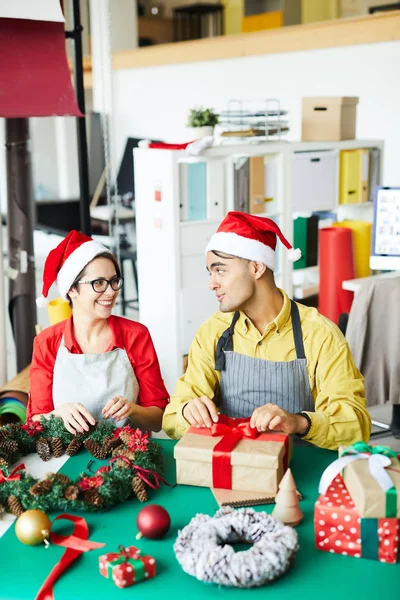 Gelukkige Jonge Collega Praten Xmas Voorbereidingen Studio Voor Vakantie — Stockfoto