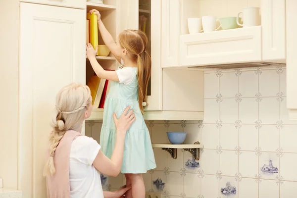 Junge Mutter Mit Zopf Unterstützt Tochter Und Hält Sie Während — Stockfoto