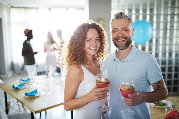 Junges Fröhliches Paar Mit Getränken Weingläsern Jubelt Bei Party Die — Stockfoto