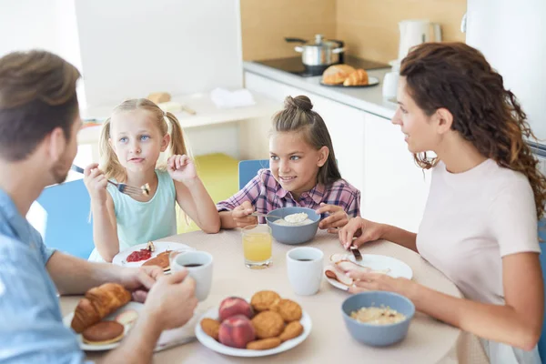 Giovani Genitori Discutono Dove Trascorrere Prossimo Fine Settimana Durante Colazione — Foto Stock