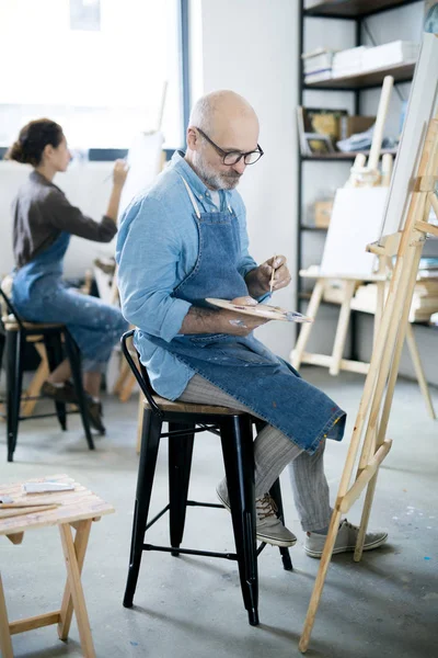 Mature Man Choosing Color Palette While Sitting Chair Front Easel — Stock Photo, Image