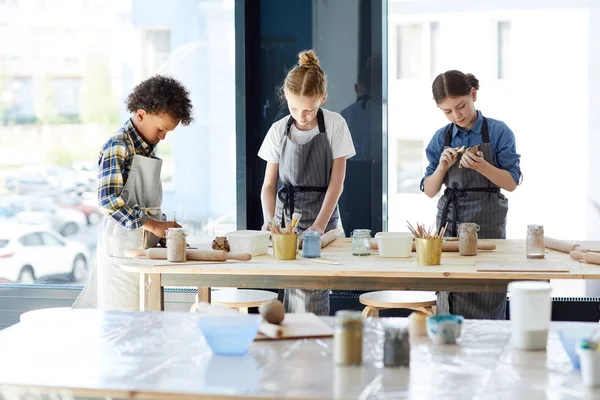 Tres Niños Creativos Pie Lugar Trabajo Mientras Hacen Cosas Arcilla — Foto de Stock