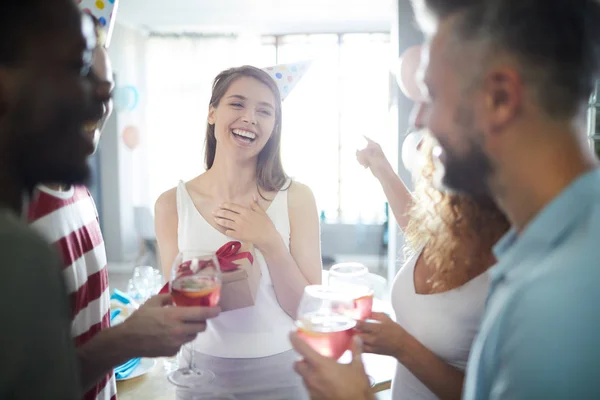 Chica Alegre Diciendo Gracias Los Amigos Por Regalo Para Cumpleaños — Foto de Stock