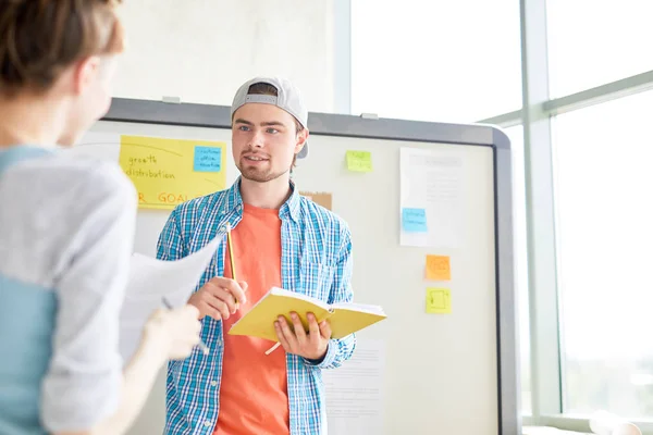 Positieve Knappe Bebaarde Student Cap Bespreekt Artikel Met Groupmate Terwijl — Stockfoto